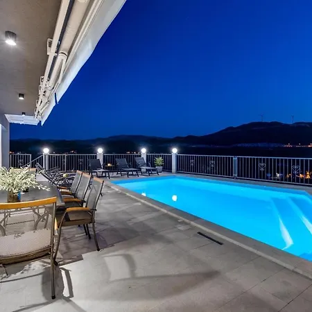 Villa Neda Heated Pool, Hot-tub, Sauna, 3 Bedrooms *
