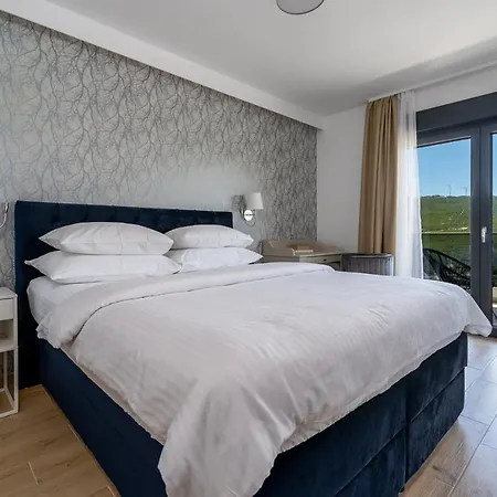 Villa Neda Heated Pool, Hot-tub, Sauna, 3 Bedrooms *